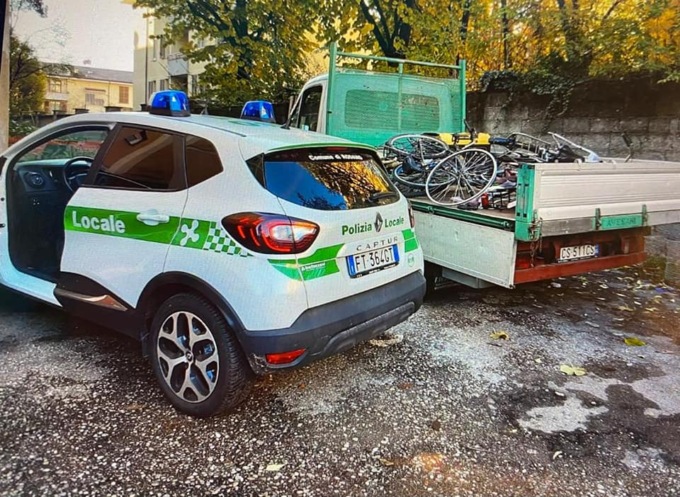 Oltre cento biciclette abbandonate recuperate nei pressi della stazione di Pioltello