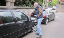 Bucava le gomme delle auto per rubare borselli: pizzicato... un 82enne