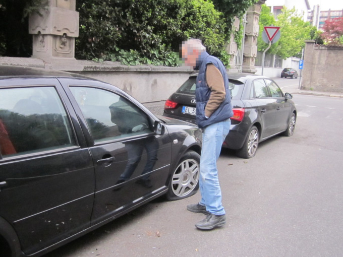 Bucava le gomme delle auto per rubare borselli: pizzicato… un 82enne