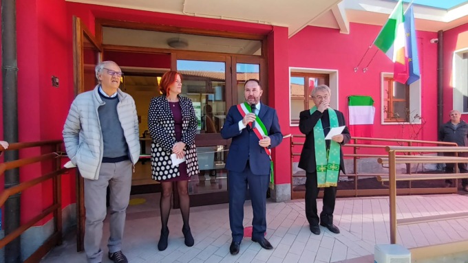 Taglio del nastro per la nuova biblioteca di Settala, intitolata a Massimo Labadini