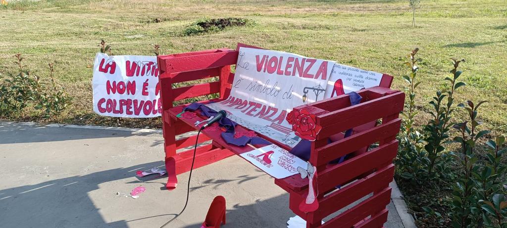 Una panchina rossa contro la violenza sulle donne al Bellisario di Inzago