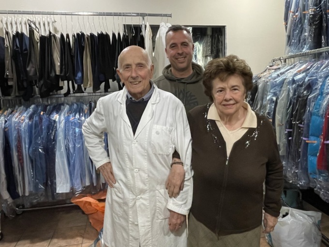 Alla tintoria Porro di Segrate, il titolare Giuseppe a 91 anni lavora con la stessa energia del primo giorno