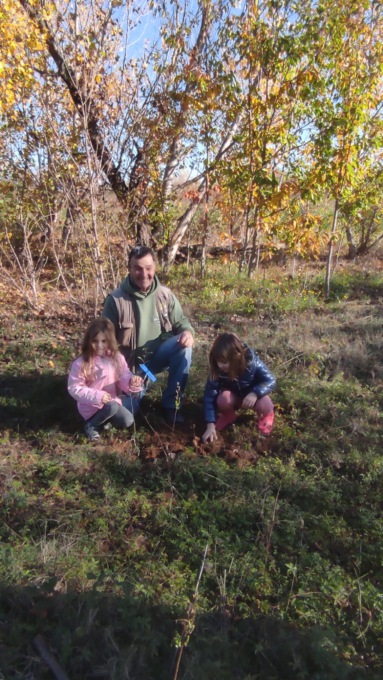 trezzo sull'adda oasi la fornace bambini piantano alberi per api e insetti impollinatori