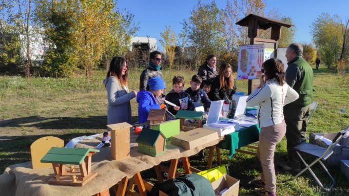 trezzo sull'adda oasi la fornace bambini piantano alberi per api e insetti impollinatori