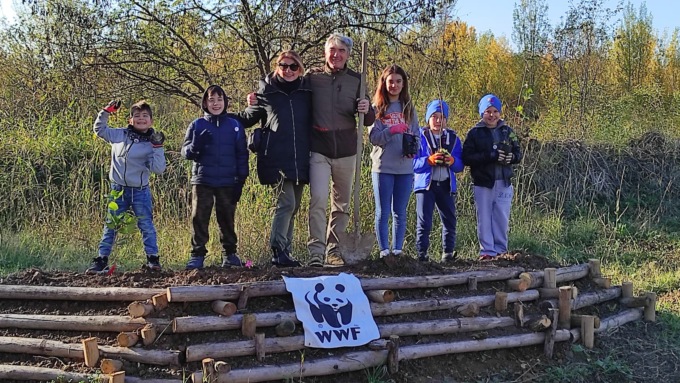 trezzo sull'adda oasi la fornace bambini piantano alberi per api e insetti impollinatori