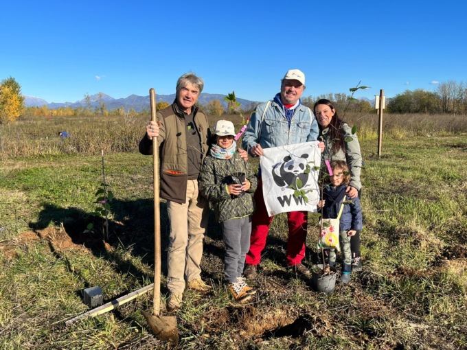 trezzo sull'adda oasi la fornace bambini piantano alberi per api e insetti impollinatori