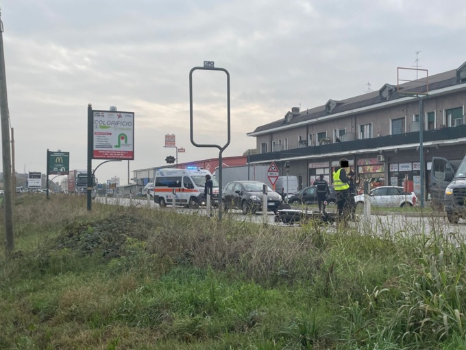 Scontro sulla Cerca tra furgone e moto: traffico in tilt