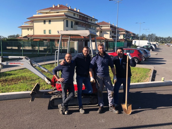 A Pozzo d’Adda i residenti di via Unità d’Italia si “regalano” un piccolo polmone verde sotto casa
