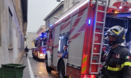 Incendio in un appartamento in centro a Brugherio, evacuata una famiglia