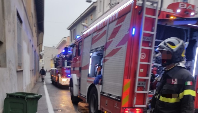 Incendio in un appartamento in centro a Brugherio, evacuata una famiglia