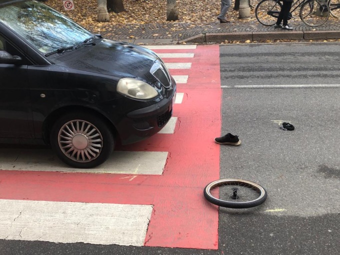 Triciclo investito a Cassano, a bordo mamma e figlio. Intervento in codice rosso