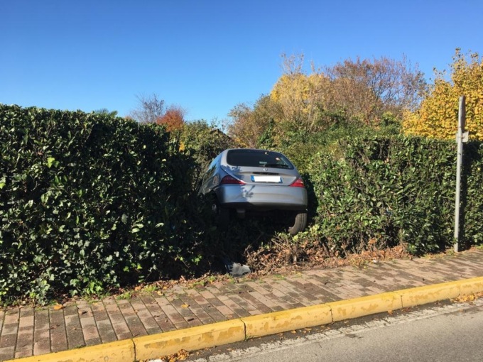 Perde il controllo, sbanda e finisce… nel giardino di una villetta a Carugate