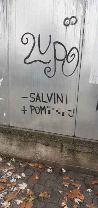 Messaggio a sfondo sessuale contro Salvini sui tabelloni elettorali davanti alla Primaria di Cernusco sul Naviglio