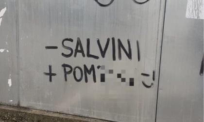 Messaggio a sfondo sessuale contro Salvini sui tabelloni elettorali davanti alla Primaria di Cernusco sul Naviglio