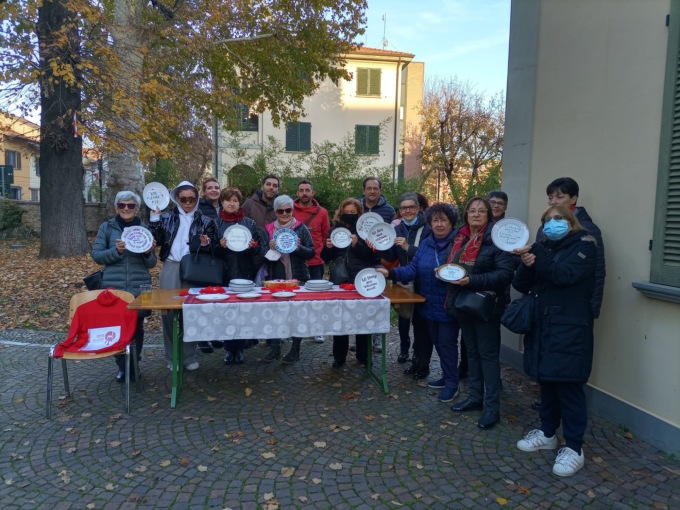 Piatti rotti in mezzo alla piazza di Trezzano Rosa per dire no alla violenza sulle donne