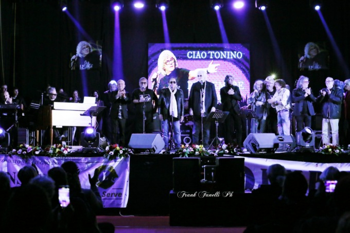 Vip della musica a Cologno Monzese per ricordare Tonino dei Camaleonti e raccogliere fondi per un cane guida