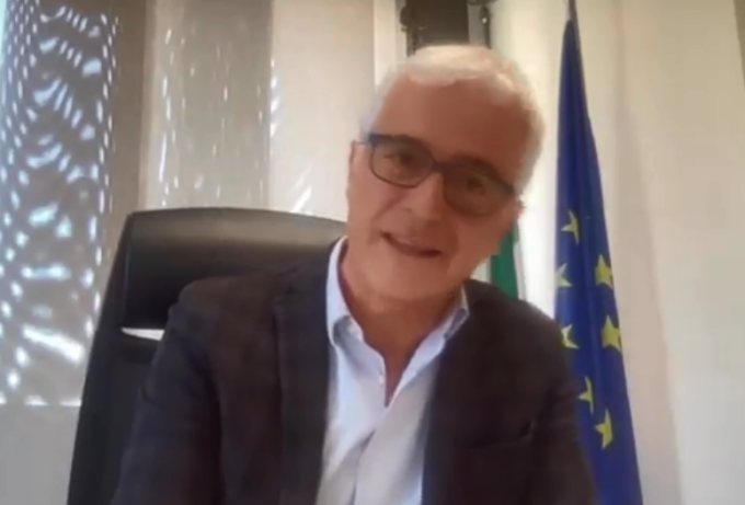 Paese al buio di notte per risparmiare sulla bolletta dell’elettricità
