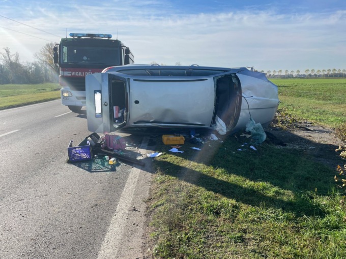 Sbanda, esce di strada e si ribalta. Grave incidente stradale a Truccazzano