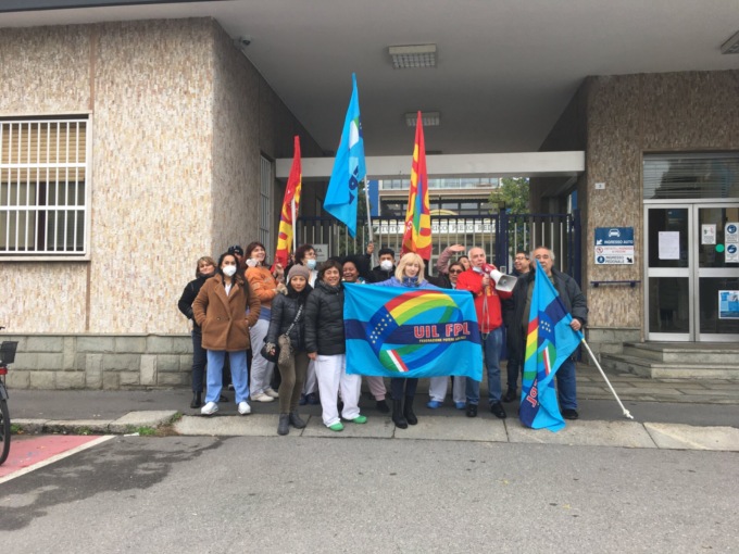 Protesta in casa di riposo a Vimodrone contro turni massacranti e futuro incerto: “Ci hanno pure tolto le poltrone”