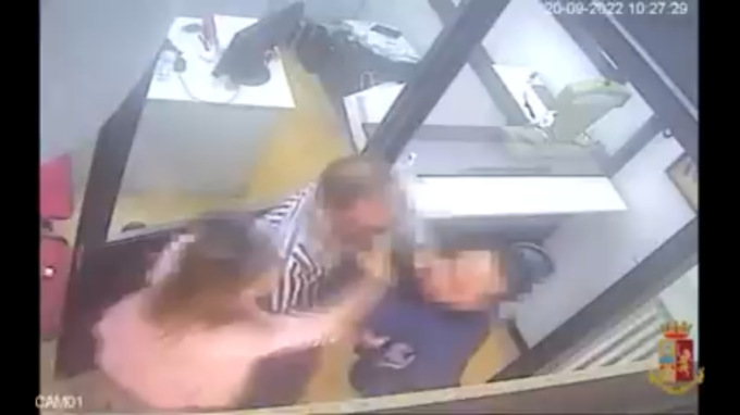 Donna incinta e il compagno rapinano un compro oro e rubano un lingotto: arrestati