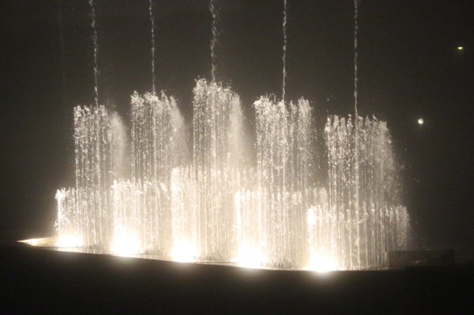 Spettacolo di luci e suoni, il Natale di Pioltello si illumina con le Fontane danzanti