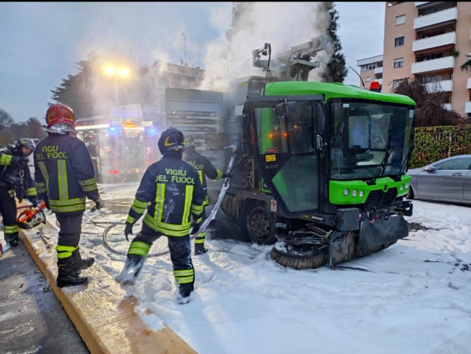 In fiamme una spazzatrice, disagi per i pendolari a Segrate