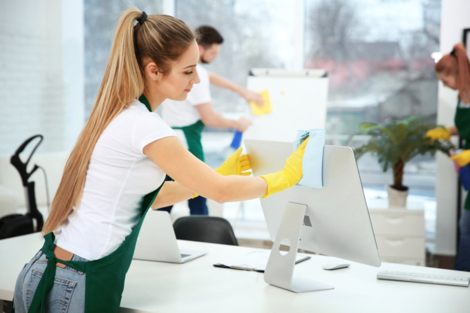 Pulizia uffici Milano: quando conviene rivolgersi ai professionisti