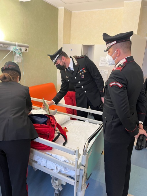 Babbo Natale porta i doni dei Carabinieri ai bimbi della Pediatria di Melzo