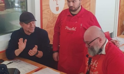 PizzAut: anche Stefano Accorsi applaude l'assunzione di Lorenzo, cameriere autistico