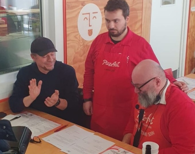 PizzAut: anche Stefano Accorsi applaude l’assunzione di Lorenzo, cameriere autistico