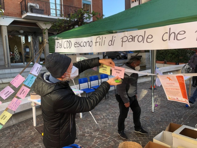 trezzo sull'adda ragazzi cdd giocano in piazza con bambini elementari