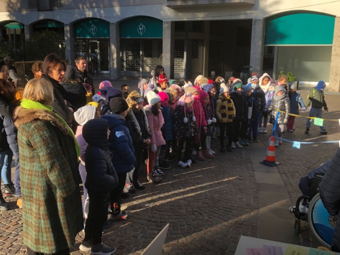trezzo sull'adda ragazzi cdd giocano in piazza con bambini elementari