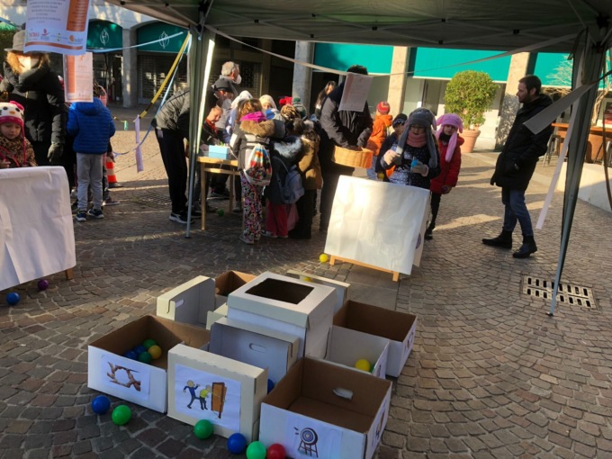 trezzo sull'adda ragazzi cdd giocano in piazza con bambini elementari