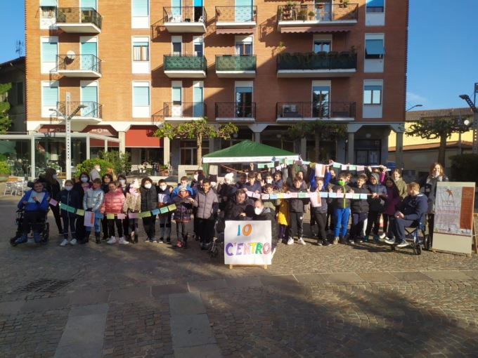 A Trezzo sull’Adda i bambini giocano in piazza con i ragazzi disabili