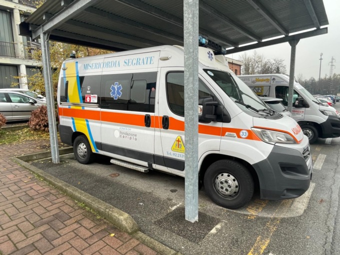 segrate ambulanza misericordia prende fuoco