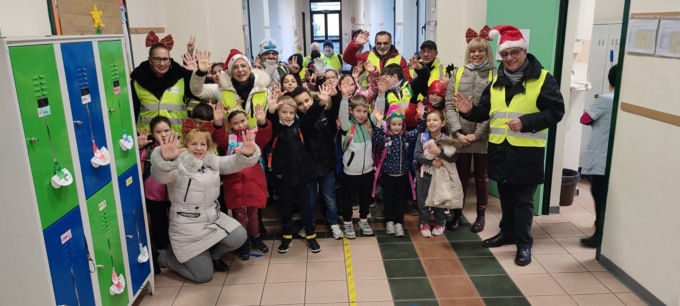 Ultimi giorni di lezione, il sindaco di Trezzo sull’Adda incontra gli alunni… e li accompagna a scuola