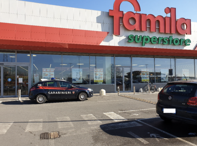 Rubano un carrello di merce dal supermercato di Gorgonzola e scappano: beccati, cercano di investire il direttore