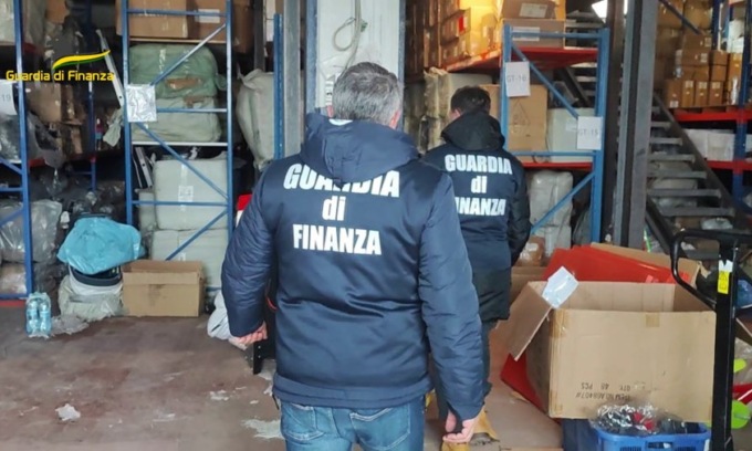 Maxi sequestro di Natale: 1.600 statuine del Presepe e 560mila luminarie