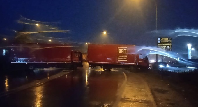 Chiodi in strada e furgoni di traverso per coprire la fuga: colpo dal film alla Bartolini di Liscate