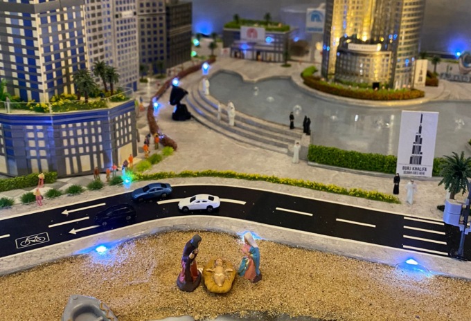 Cernusco sul Naviglio, un originale presepe ambientato tra il mare e i grattacieli di Dubai