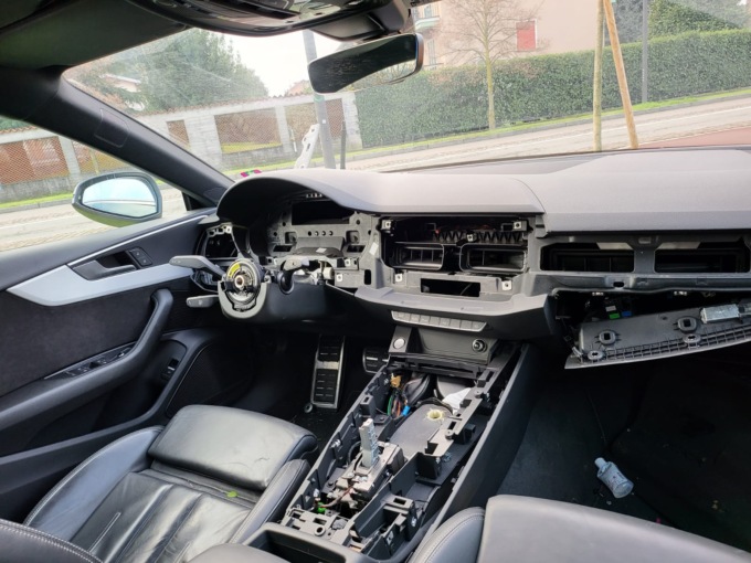 A Cernusco sul Naviglio cannibalizzate dai predoni le auto in sosta