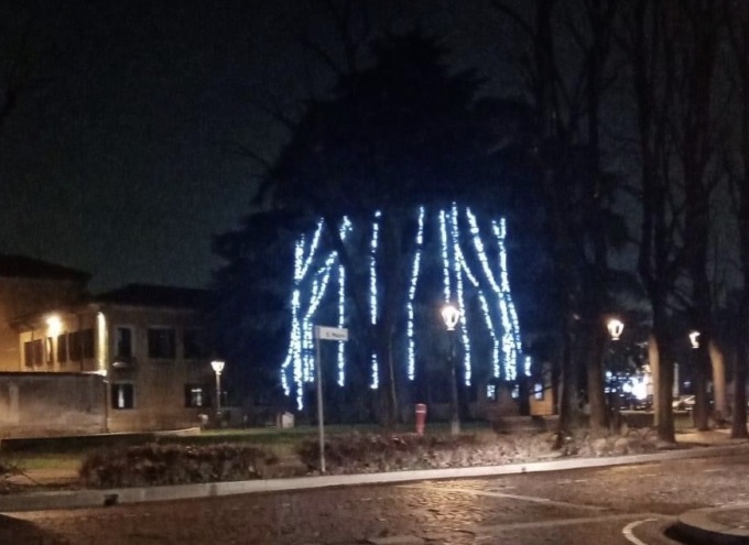 L’albero “degli orrori”: a Cologno Monzese accesa la “cosa di Natale”