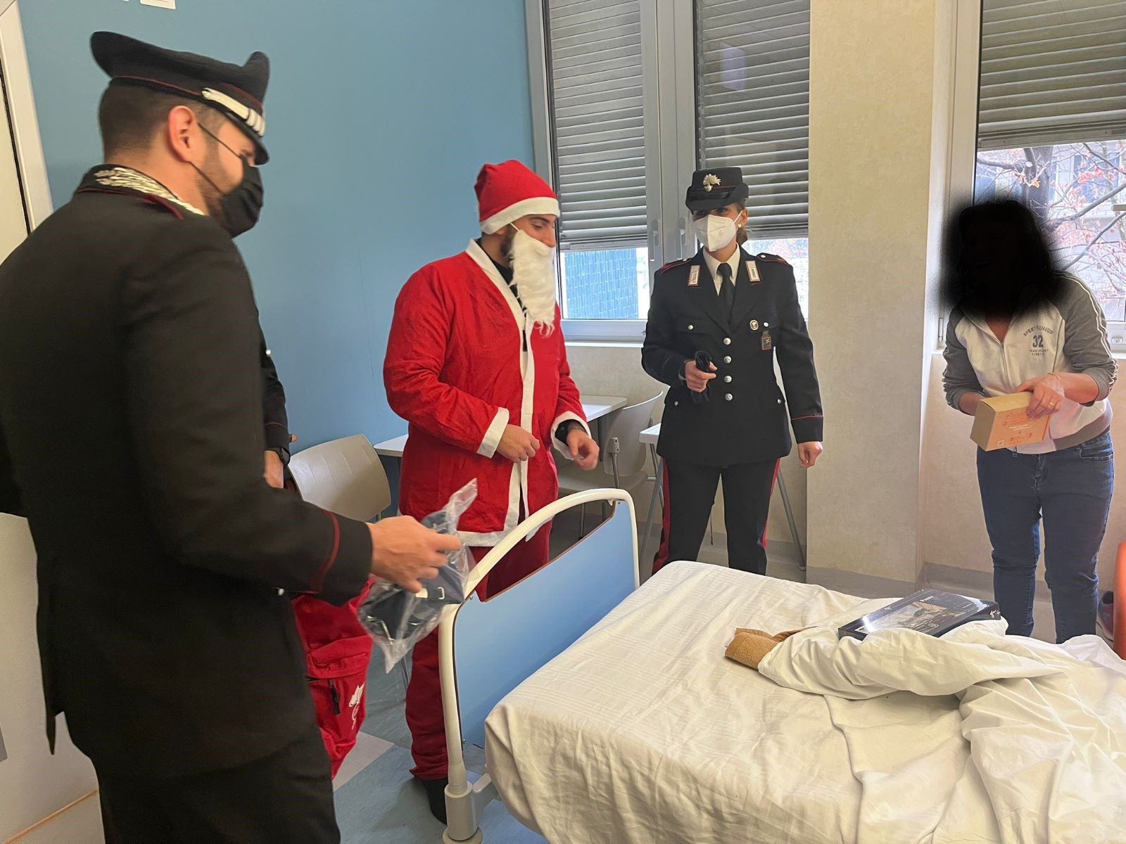 Babbo Natale porta i doni dei Carabinieri ai bimbi della Pediatria di Melzo - Prima La Martesana