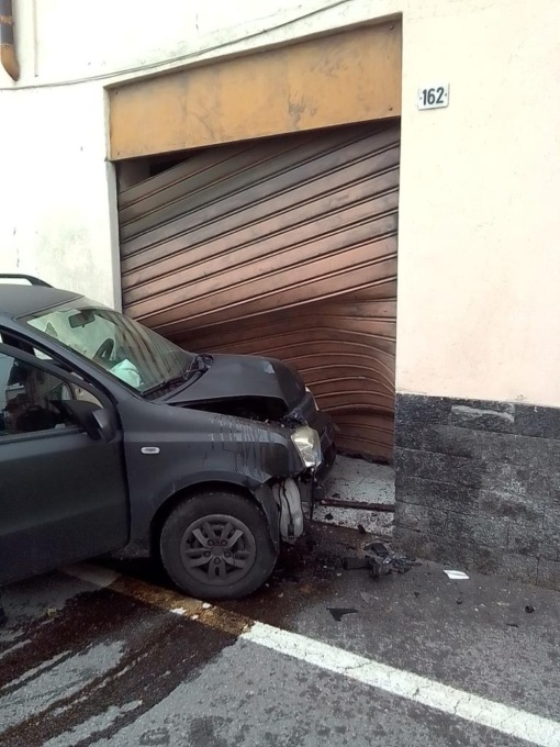 Finisce nella saracinesca di un garage con l’auto, 86enne all’ospedale