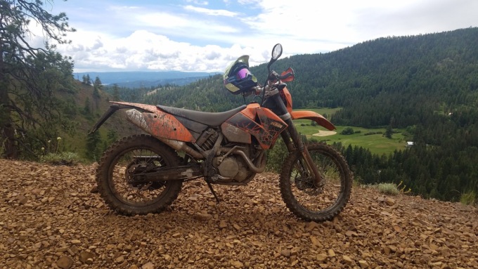 Gli rubano le moto da cross, lui insegue i ladri in auto e li sperona per recuperare la refurtiva