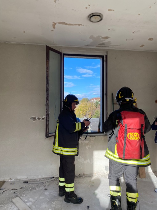 Gattini sul tetto della fabbrica di Crespi, salvati dai Vigili del Fuoco.