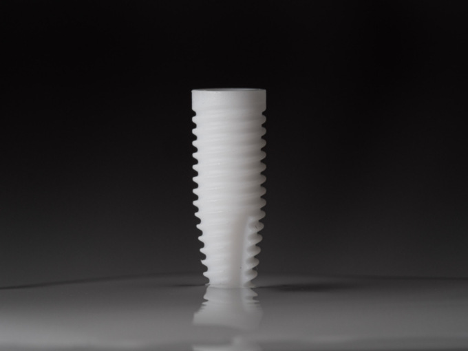 Perché scegliere gli impianti dentali in zirconia