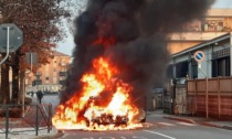 Auto in fiamme a Pioltello si trasforma in una palla di fuoco
