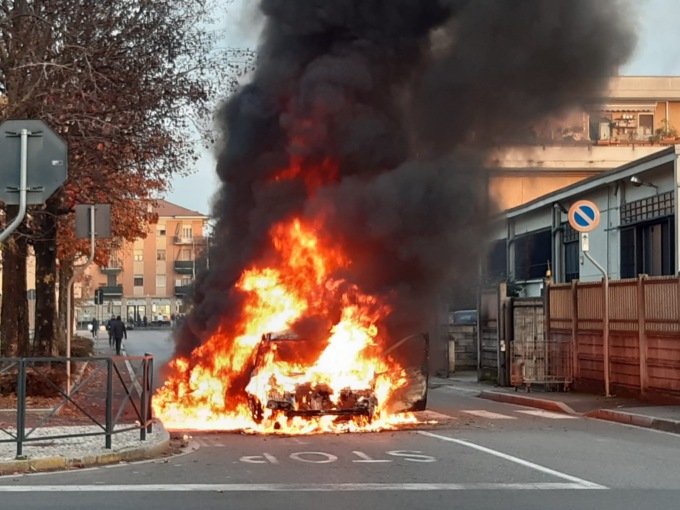 incendio auto pioltello