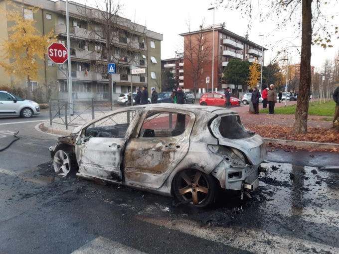incendio auto pioltello